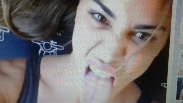 Belen mostra la lingua in un video su Instagram