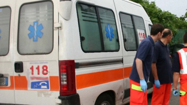 La donna &egrave; stata soccorsa anche dai volontari del 118.