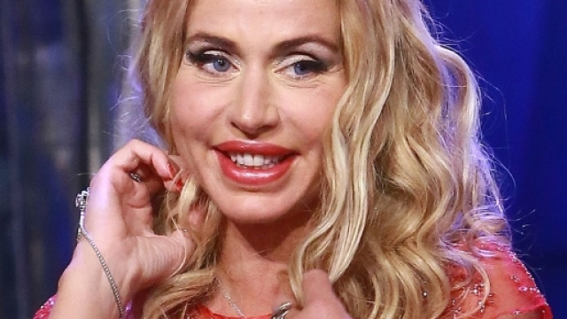 Valeria Marini risulta tra le creditrici di Gigi D'Alessio