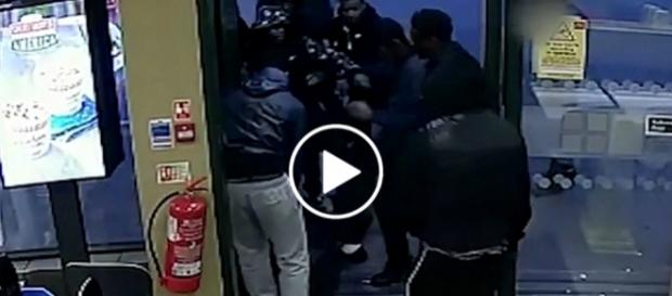 Bandyci siłą wyprowadzili chłopaka z restauracji. Bandyci siłą wyprowadzili chłopaka z restauracji.
