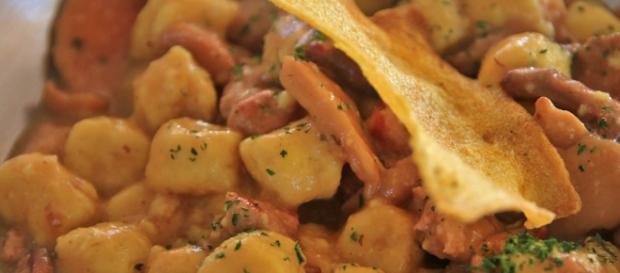 Gnocchi di patate in salsa di funghi porcini. Gnocchi di patate in salsa di funghi porcini.