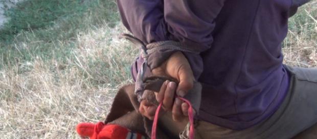 Legată cu mâinile la spate de 28 de ani Legată cu mâinile la spate de 28 de ani