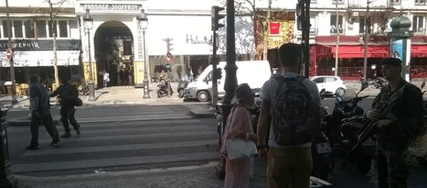 Paris, 9 sept. : l'opération de déminage bloque le bd Montmartre à hauteur du musée Grévin Paris, 9 sept. : l'opération de déminage bloque le bd Montmartre à hauteur du musée Grévin
