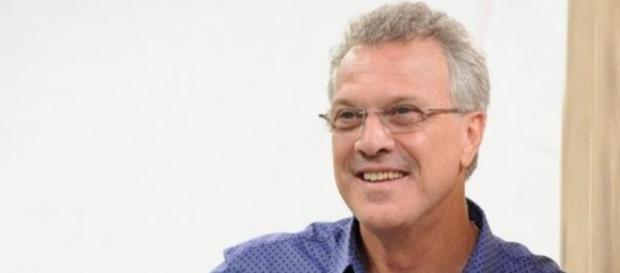 Pedro Bial passa por cirurgia no coração, mas já está bem Pedro Bial passa por cirurgia no coração, mas já está bem