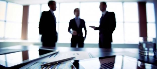 Réunion professionnelle entre un courtier et deux clients Réunion professionnelle entre un courtier et deux clients