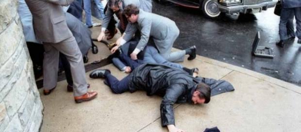 Rilasciato dopo 35 anni l'uomo che tentò di uccidere Ronald Reagan Rilasciato dopo 35 anni l'uomo che tentò di uccidere Ronald Reagan