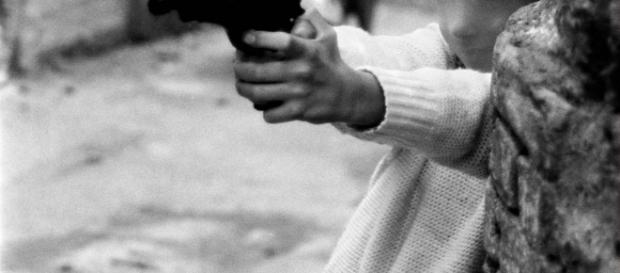 Uno degli scatti di Letizia Battaglia, in mostra per 'Imbavagliati': 'Il gioco del killer'. Uno degli scatti di Letizia Battaglia, in mostra per 'Imbavagliati': 'Il gioco del killer'.