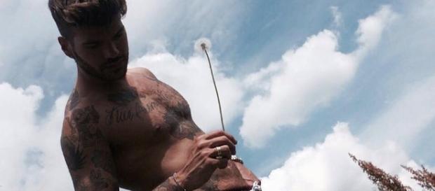 Uomini e Donne, Claudio Sona già fidanzato? La Cipollari sbotta Uomini e Donne, Claudio Sona già fidanzato? La Cipollari sbotta