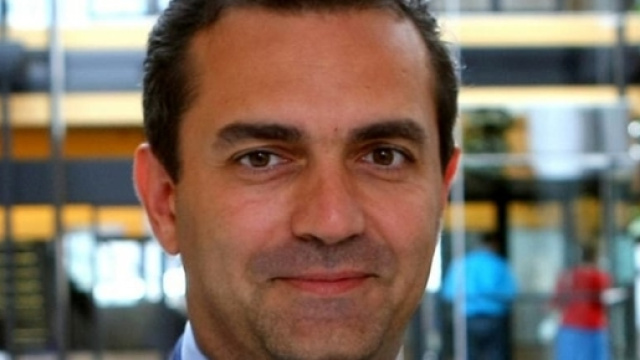 Maria Teresa, la moglie di De Magistris assunta come insegnate.