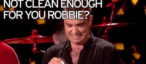 Robbie Williams tocca i fan e poi si disinfetta le mani