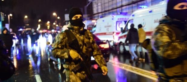 Forțele speciale ale poliției securizează zona atacului din Clubul de noapte unde a avut loc atacul din Istambul - Foto: AFP Forțele speciale ale poliției securizează zona atacului din Clubul de noapte unde a avut loc atacul din Istambul - Foto: AFP