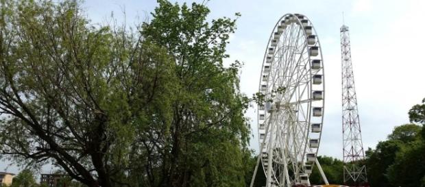 Incident în Parcul Tei din București: Oameni blocați în roata din ... - huff.ro Incident în Parcul Tei din București: Oameni blocați în roata din ... - huff.ro