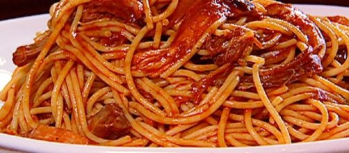 Un piatto di spaghetti ben conditi - foodnetwork.com