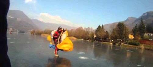 Lastra di un lago ghiacciato si rompe: 51enne cade nell'acqua gelata