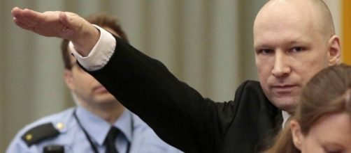 Norvegia, Breivik entra in aula facendo saluto nazista - Corriere.it - corriere.it