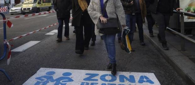 Carmena paseando por la zona peatonal de La Gran Vía Carmena paseando por la zona peatonal de La Gran Vía