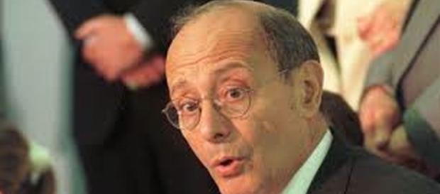 Former Senator Alfonse D'Amato was kicked off a Jet Blue flight for exercising his free speech rights re: Google Advanced Images. Former Senator Alfonse D'Amato was kicked off a Jet Blue flight for exercising his free speech rights re: Google Advanced Images.