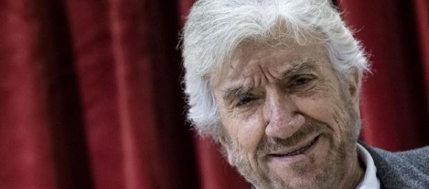 Gigi Proietti, dal teatro alla televisione, dove con "Cavalli di battaglia" ha montato il suo teatrino. Gigi Proietti, dal teatro alla televisione, dove con "Cavalli di battaglia" ha montato il suo teatrino.