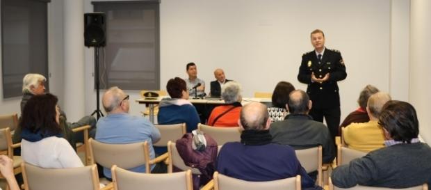 La Policía Nacional aconseja a los mayores en Valencia La Policía Nacional aconseja a los mayores en Valencia