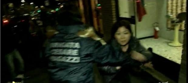 La titolare di un negozio di parrucchieri cinese aggredisce la troupe di Striscia La titolare di un negozio di parrucchieri cinese aggredisce la troupe di Striscia