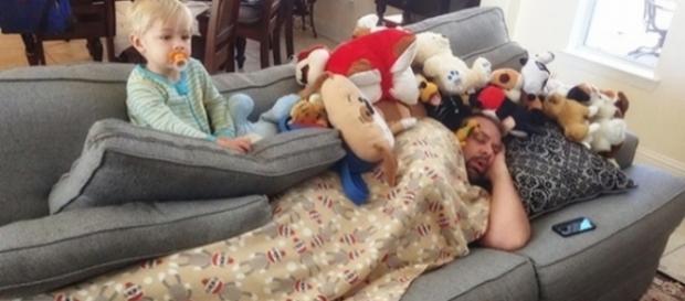Quando está na hora de dormir e o filho só pensa em brincar Quando está na hora de dormir e o filho só pensa em brincar