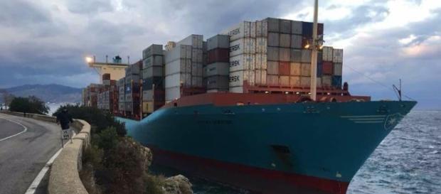Solo un forte stupore per la nave danese incagliatasi sulla riva calabra dello Stretto - Foto di Massimo Bellantoni Solo un forte stupore per la nave danese incagliatasi sulla riva calabra dello Stretto - Foto di Massimo Bellantoni