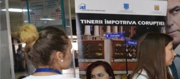 Tineri în Pasajul Universității la acțiuni preventive anticorupție Tineri în Pasajul Universității la acțiuni preventive anticorupție