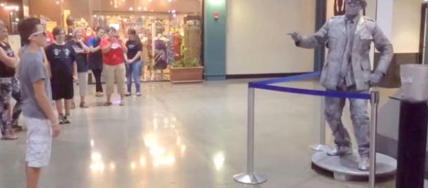 Youtuber desafia estátua viva em shopping Youtuber desafia estátua viva em shopping
