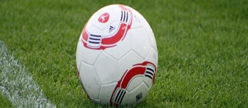Un pallone da calcio sul terreno di gioco