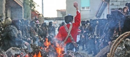 Sfilata dei Mamuthones e Issohadores attorno al fuoco