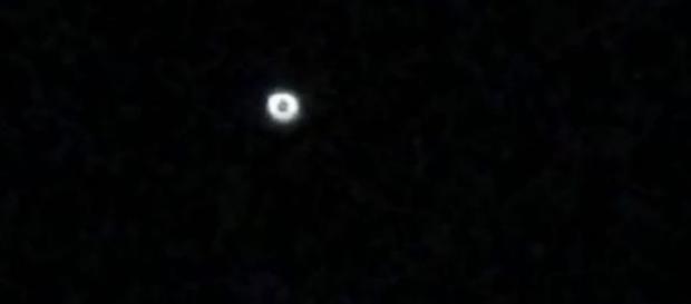Alegado UFO voou acima de algumas casas, segundo testemunhas (The Bucks Herald) Alegado UFO voou acima de algumas casas, segundo testemunhas (The Bucks Herald)