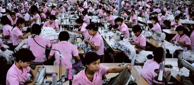 Alta fuente de empleo ofrece la industria textilera a trabajadoras chinas. Alta fuente de empleo ofrece la industria textilera a trabajadoras chinas.
