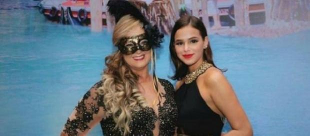 Bruna posa para foto ao lado da mãe do craque Neymar. Bruna posa para foto ao lado da mãe do craque Neymar.