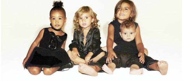 Filha de Kim Kardashian (esquerda), com os primos, filhos da titia Kourtney Filha de Kim Kardashian (esquerda), com os primos, filhos da titia Kourtney