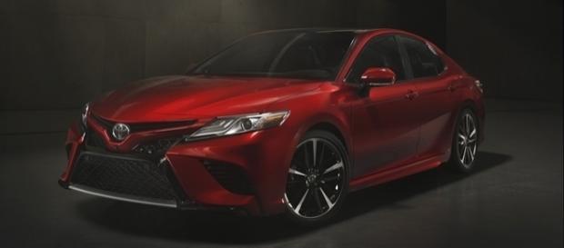 Frente agressiva do novo Toyota Camry acaba com a cara de "carro de tiozão" Frente agressiva do novo Toyota Camry acaba com a cara de "carro de tiozão"