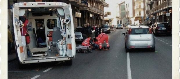 Le due donne stavano attraversando la strada vicino alle strisce pedonali. Le due donne stavano attraversando la strada vicino alle strisce pedonali.
