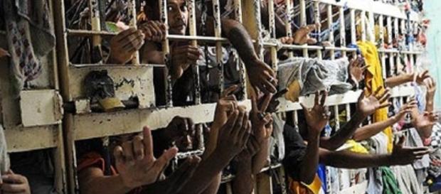 Os presos serão conduzidos para outros presídios, e alguns poderão ficar em prisão domiciliar Os presos serão conduzidos para outros presídios, e alguns poderão ficar em prisão domiciliar