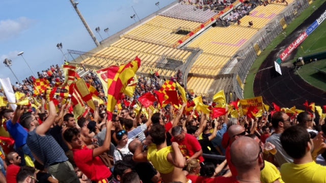 I tifosi del Lecce allo stadio.