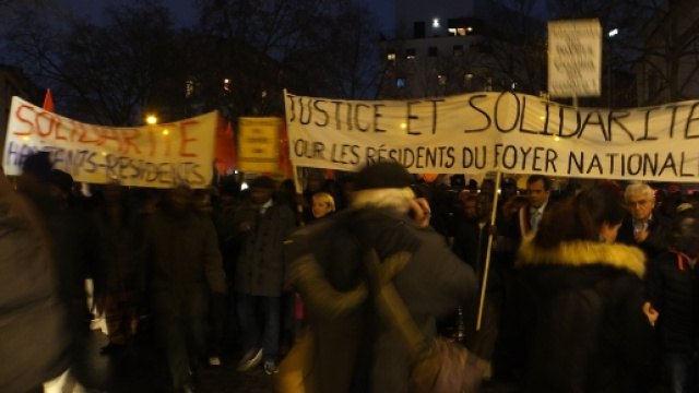 Les manifestants défilent mardi dans les rues de Boulogne Billancourt pour dénoncer l'incendie ayant entraîné un mort, deux blessés graves en 2016