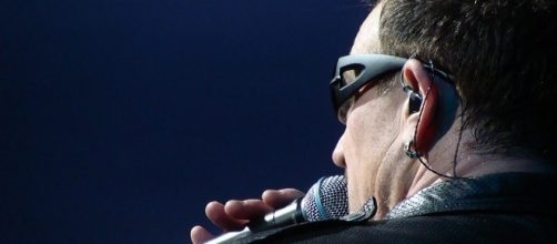 Il cantante Bono del gruppo U2