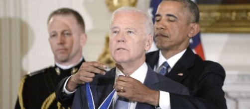 Outgoing honor: Obama decorating Biden with Presidential Medal of Freedom / Photo from 'The San Francisco Chronicle' - sfchronicle.com