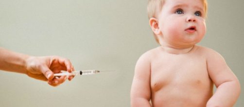 Un bimbo pronto a ricevere il vaccino