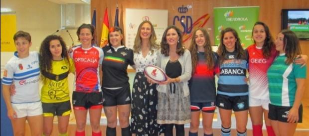 Carmen Cabrera, reprensentante de patrocinio de Iberdrola con las representantes de los equipos de División de Honor Iberdrola Carmen Cabrera, reprensentante de patrocinio de Iberdrola con las representantes de los equipos de División de Honor Iberdrola