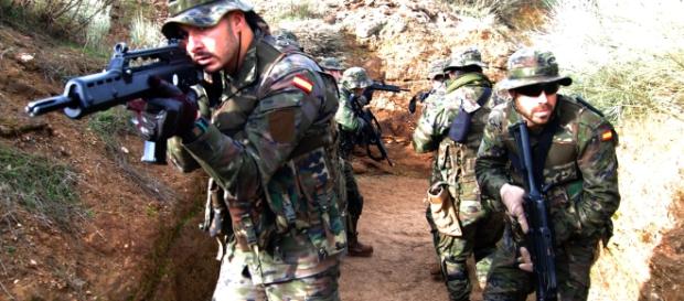 Empieza la operación. El comando de rescate entra en la edificación. Empieza la operación. El comando de rescate entra en la edificación.