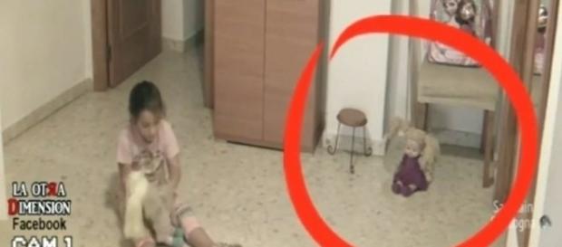 Garotinha é atormentada por fenômenos sobrenaturais. Garotinha é atormentada por fenômenos sobrenaturais.