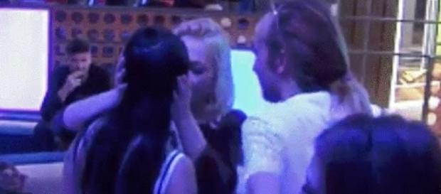 GHVIP ¡¡Pirmer beso de Elettra y Daniela Blume!! GHVIP ¡¡Pirmer beso de Elettra y Daniela Blume!!