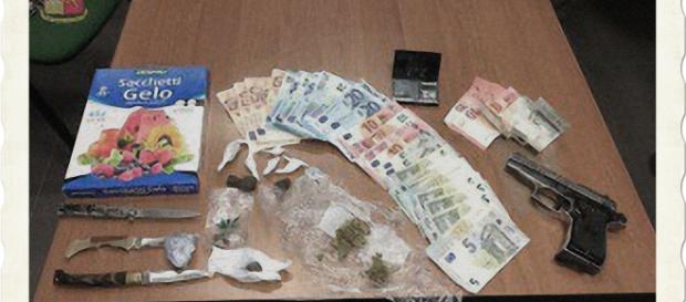 La droga sequestrata dagli uomini della Squadra Mobile della Polizia. La droga sequestrata dagli uomini della Squadra Mobile della Polizia.