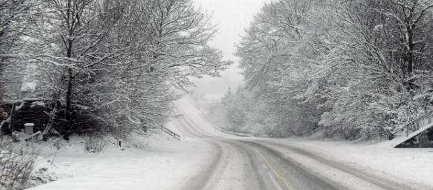 Snow covered roads did not keep couple from getting married - Photo: Blasting News Library - wisegeek.org Snow covered roads did not keep couple from getting married - Photo: Blasting News Library - wisegeek.org