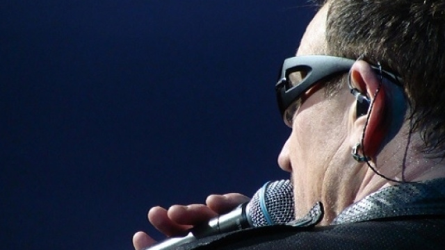 Il cantante Bono del gruppo U2