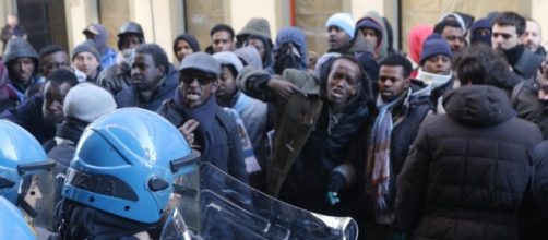 Firenze: manifestazione migranti di fronte alla Prefettura.